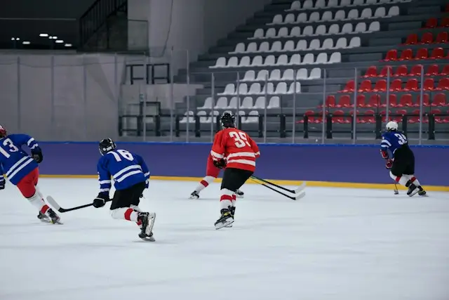 fünf Eishockeyspieler auf dem Eis am spielen